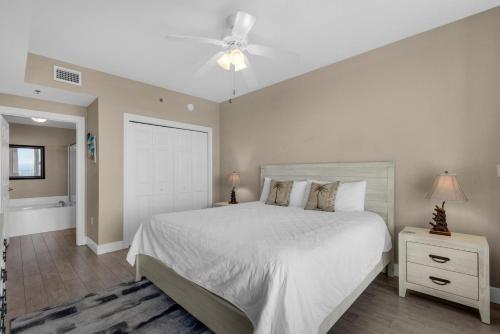 - une chambre avec un lit blanc et un ventilateur de plafond dans l'établissement Ariel Dunes II 2203, à Destin