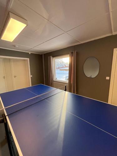 una sala de conferencias con mesa de ping pong. en Spacious house in Trysil, en Trysil