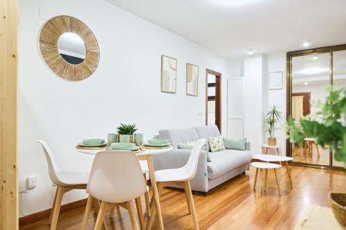 un soggiorno con divano e tavolo di Serranos 24 Apartamento Rector Cobos a Salamanca