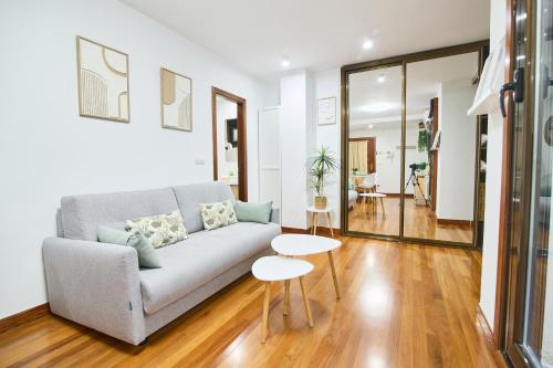 una sala de estar con un sofá y una mesa en Serranos 24 Apartamento Rector Cobos, en Salamanca