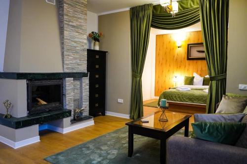 sala de estar con cama y chimenea en Casa de oaspeti DaciAna, en Brasov