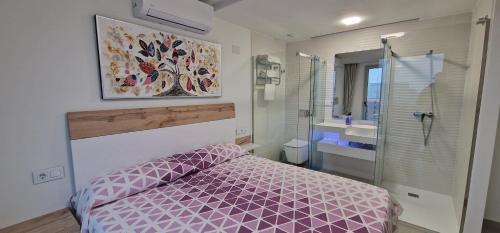 Ένα μπάνιο στο APARTAMENTOS OASIS DE LA CALA