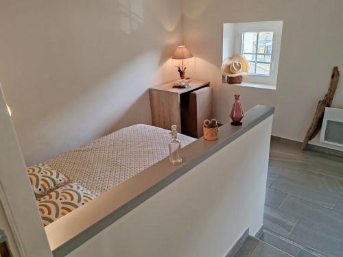 una camera con letto e tavolo con lampada di Auberge du Bourguet a Brenon