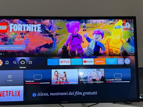 una pantalla de televisión con un videojuego. en Domus Isidis apartment, en Benevento