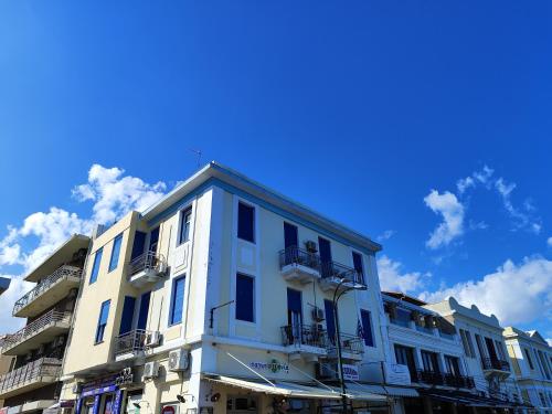 un edificio blanco con balcones en un lateral en Pelineon Rooms, en Chios