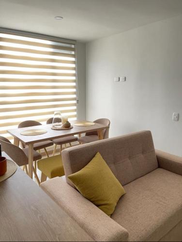 un soggiorno con divano e tavolo di Apartamento nuevo Manizales. a Manizales