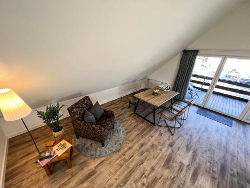 vista sul soffitto di un soggiorno con tavolo e sedie di Pension Haus Lassen a Westerland