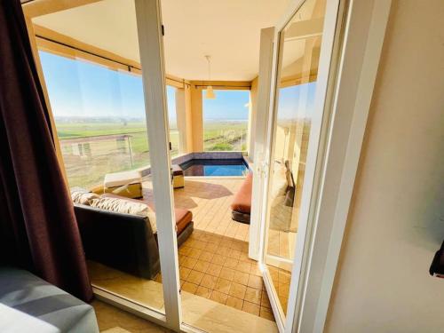 Postel nebo postele na pokoji v ubytování Ocean Gem - Exclusive 2BR, Balcony Pool, Beach, Surf & Views