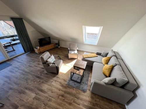 an overhead view of a living room with a couch and chairs at Pension Haus Lassen in Westerland