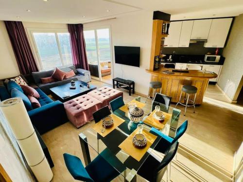 Posezení v ubytování Ocean Gem - Exclusive 2BR, Balcony Pool, Beach, Surf & Views