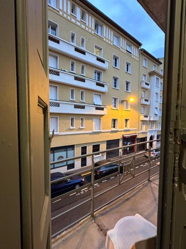 une vue depuis une fenêtre d'un bâtiment dans l'établissement Studio Urbain Cosy-Touche Rétro, à Perpignan