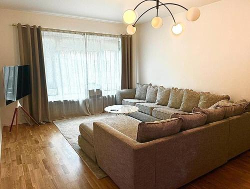 uma sala de estar com um sofá e uma mesa em Lejlighed centrum af Helsingborg em Helsingborg