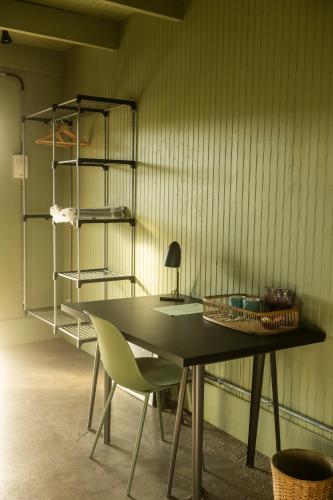 a table and chairs in a room with a shelf at La Guarda in Zapallar