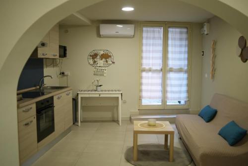 Il dispose d'une cuisine et d'un salon avec un canapé et une table. dans l'établissement Li Cuti Home, à Catane
