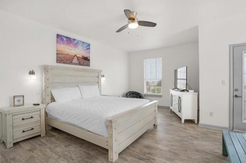 - une chambre avec un lit blanc et un ventilateur de plafond dans l'établissement Sea Love of Terra Cotta, à Destin