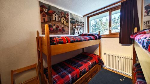 מיטה או מיטות קומותיים בחדר ב-Hostdomus - R8 Chaberton