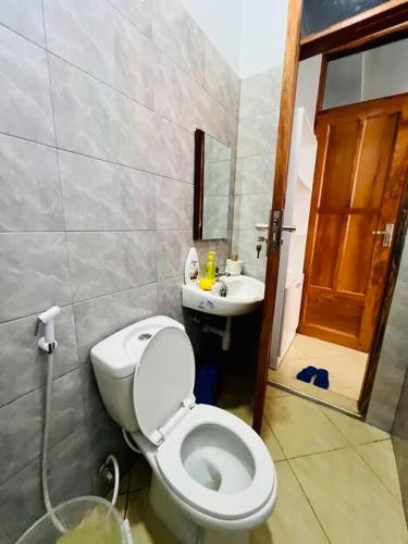 łazienka z toaletą i umywalką w obiekcie 1 Bedroom Apt - The Abode Mori w mieście Dar es Salaam