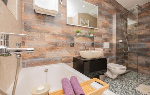Bilik mandi di 2 Bedroom Nice Home In Biorine