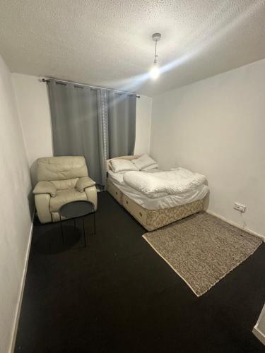 Habitación con 2 camas y una silla. en Private room in Glasgow City centre en Glasgow