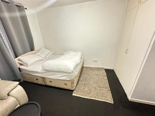 מיטה או מיטות בחדר ב-Private room in Glasgow City centre