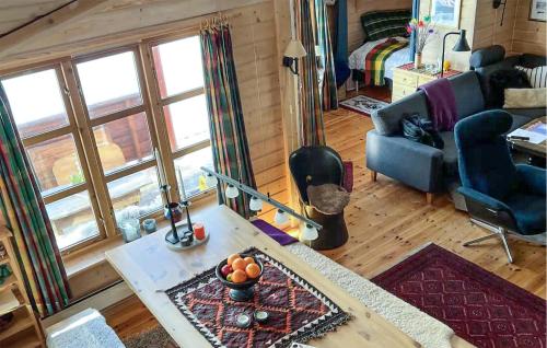 vistas panorámicas a una sala de estar con sofá y mesa en Amazing Home In Dalen With Wifi, en Dalen
