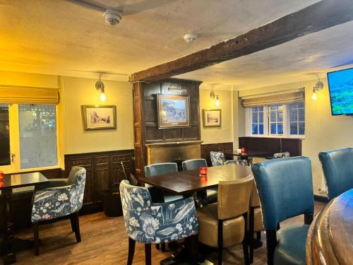 - une salle à manger avec une table et des chaises dans l'établissement Crown Hotel Cotswold, à Blockley