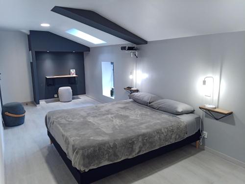 - une chambre avec un grand lit et un bureau dans l'établissement L'hacienda, à Tartas