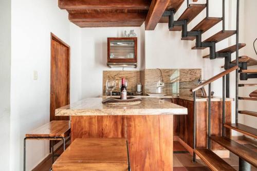 une cuisine avec un évier et un escalier dans l'établissement Apartamento en el CENTRO HISTORICO de Mompós, à Mompos