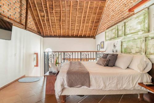 - une chambre avec un grand lit dans l'établissement Apartamento en el CENTRO HISTORICO de Mompós, à Mompos