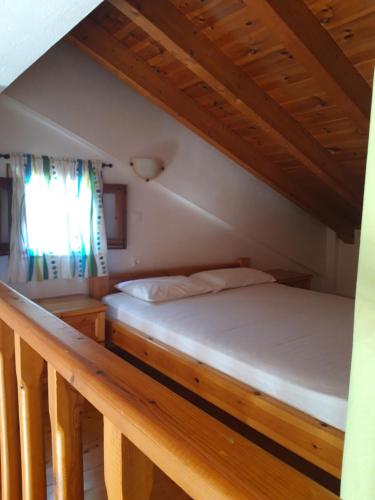 En eller flere senge i et værelse på Kampos View Ikaria