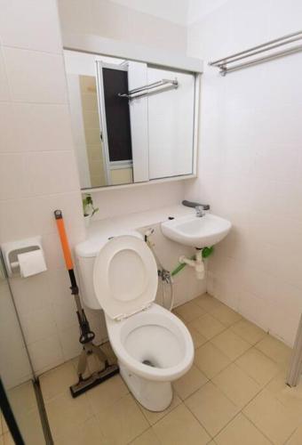 y baño con aseo y lavamanos. en Alor Setar Taman Nusantara Jalan Kuala Kedah, en Alor Setar