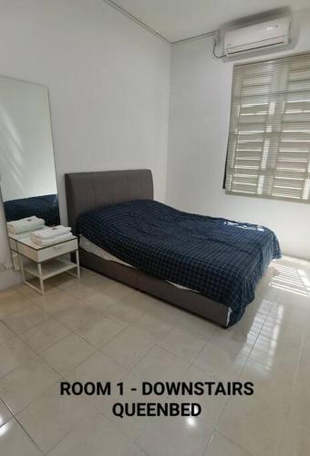 1 dormitorio con 1 cama con edredón azul en Alor Setar Taman Nusantara Jalan Kuala Kedah, en Alor Setar
