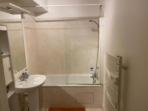 une salle de bain avec une baignoire, un lavabo et une douche dans l'établissement Studio au calme avec jardin proche Paris, à La Garenne-Colombes