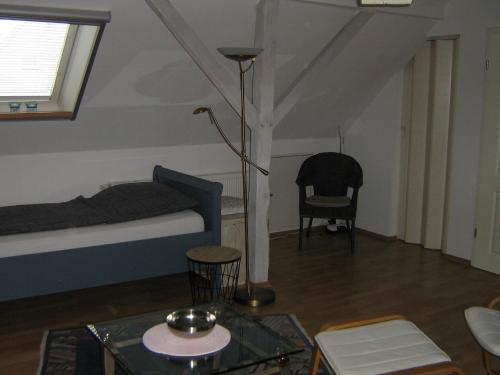 Ferienwohnung am Reiherbach في بيليفيلد: غرفة معيشة مع أريكة وطاولة