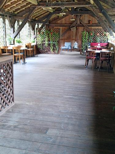 une grande chambre avec des tables et des chaises dans un bâtiment dans l'établissement L'hacienda, à Tartas