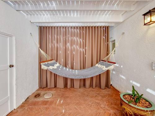 een hangmat in een kamer met een gordijn bij Chic Studio: Exquisite Design, Thoughtful Comforts in Kaapstad