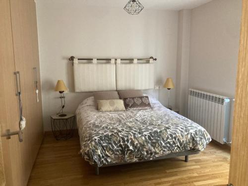 um quarto com uma cama e duas almofadas em Modern & cosy Apartment in Jaca Pyrenees Spain em Jaca