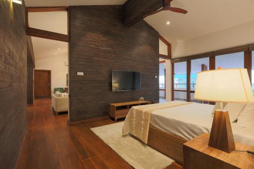 1 dormitorio con 1 cama y TV de pantalla plana en Studio 474 en Colombo