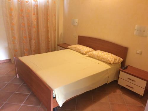 a small bedroom with a bed and a night stand at Agriturismo La Valbona in San Martino Siccomario