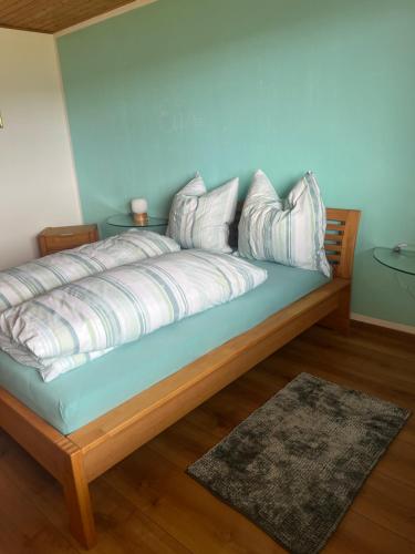 a bed in a room with a blue wall at Ferienwohnung Pfalzblick in Bacharach