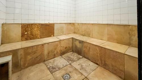 een lege douche in een betegelde kamer met bij Ocean View #1401 - Apê na Praia por Carpediem in Natal