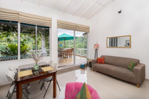 un soggiorno con divano e tavolo di The Chocolate Factory House, Kandy a Kandy