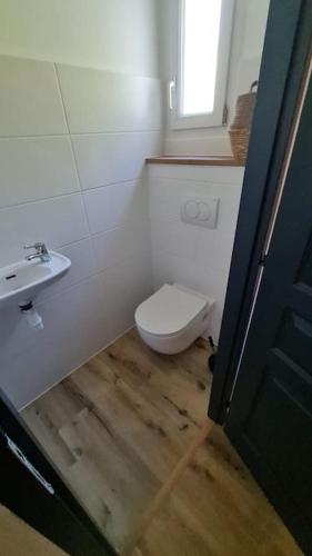 une salle de bain avec toilettes, lavabo et fenêtre dans l'établissement Loc appart 2 à 4 pers NIMES CHU, à Nîmes