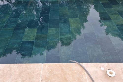 une piscine avec un tuyau dans l'eau dans l'établissement Loc appart 2 à 4 pers NIMES CHU, à Nîmes