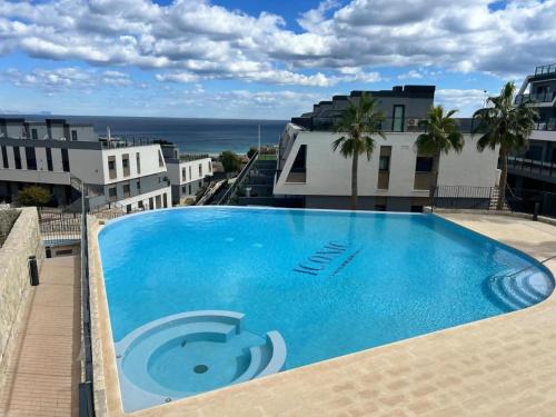una gran piscina azul en la parte superior de un edificio en Iconic Alluba Alicante luxury bay, en Gran Alacant