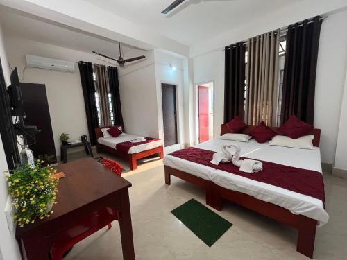 um quarto com uma cama com um bicho de peluche em USC Home Stay-307 em Guwahati