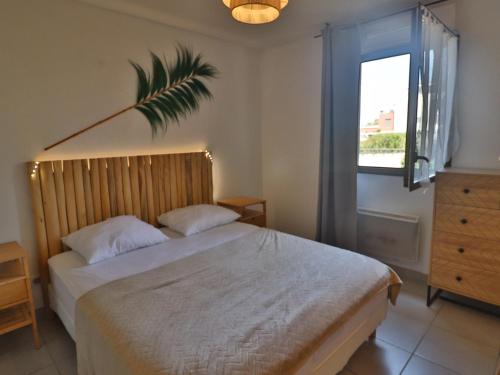 une chambre avec un lit et une fenêtre dans l'établissement Charmant 2 pièces avec piscine à Sète, proche plage et commerces - FR-1-472-192, à Sète