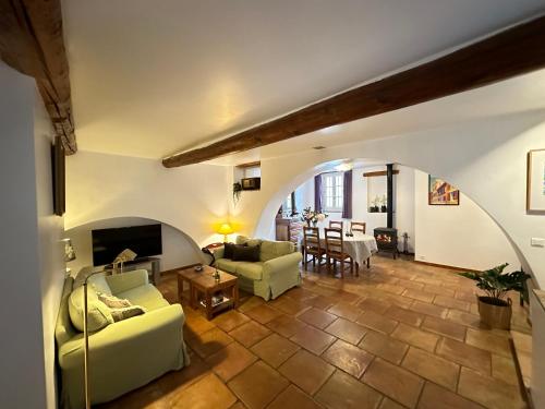 un salon avec un canapé et une table dans l'établissement Maison Elsud LA GARDE-FREINET centre 3 Chambres Terrasse Parking, à La Garde-Freinet