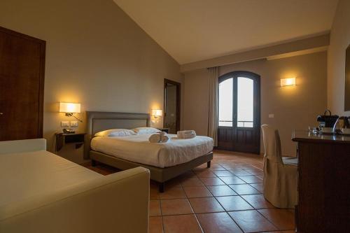 ein Hotelzimmer mit einem Bett und einem Fenster in der Unterkunft Airone Wellness Hotel in Zafferana Etnea