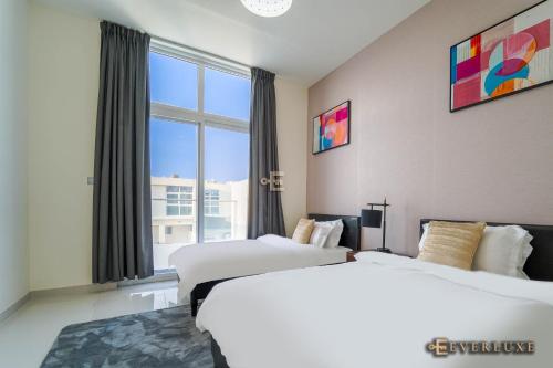 Everluxe Smart 2 Bedroom Villa In Akoya tesisinde bir odada yatak veya yataklar